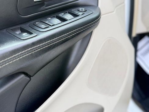 Used 2016 Chrysler Town & Country Touring image 13