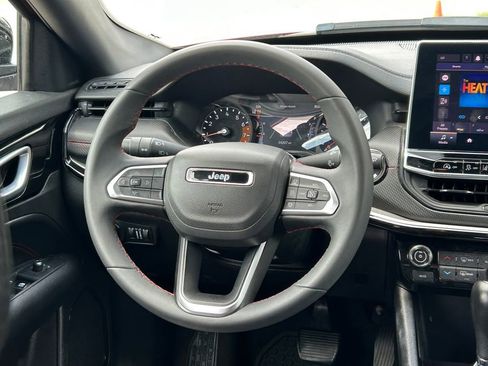 Used 2025 Jeep Compass Trailhawk AWD/4WD image 41