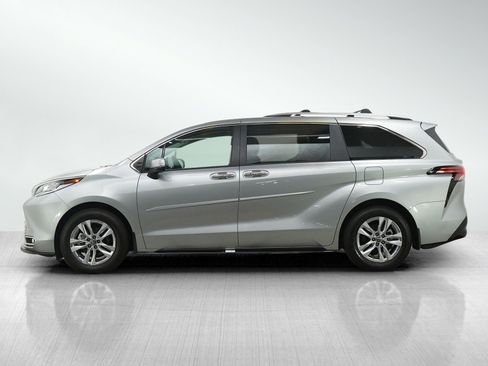 Used 2024 Toyota Sienna Limited AWD/4WD image 2