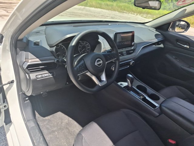 Used 2025 Nissan Altima 2.5 SV FWD image 15