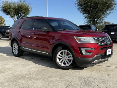 Used 2017 Ford Explorer XLT image 2