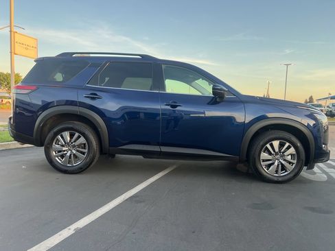 Used 2025 Nissan Pathfinder SV AWD/4WD image 10