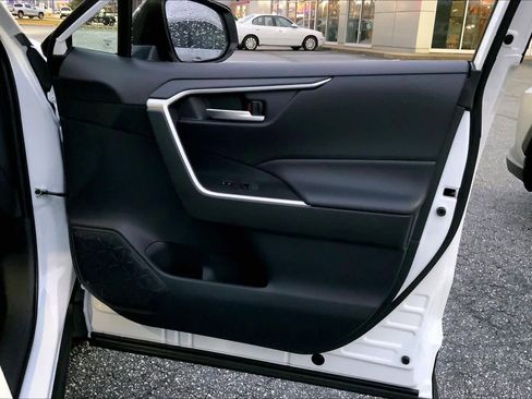 Used 2025 Toyota RAV4 XLE image 22