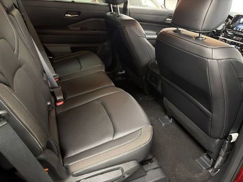 Used 2023 Nissan Pathfinder SL AWD/4WD image 12