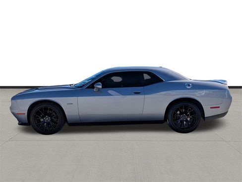 Used 2018 Dodge Challenger R/T image 9