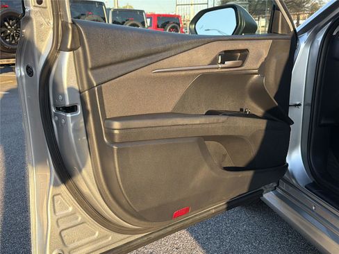 Used 2025 Toyota Camry LE image 7