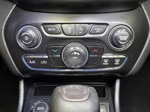Used 2019 Jeep Cherokee Latitude w/ Popular Appearance Group AWD/4WD image 32