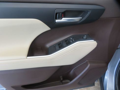 Used 2021 Toyota Highlander XLE FWD image 14