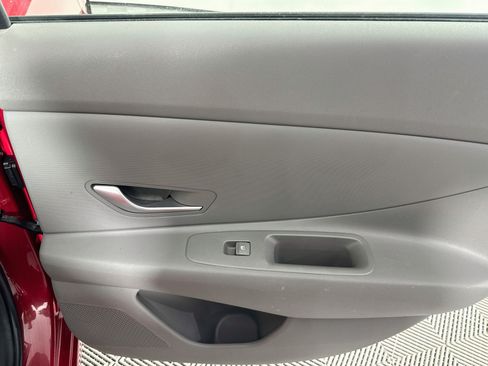 Used 2021 Hyundai Elantra SE FWD image 25