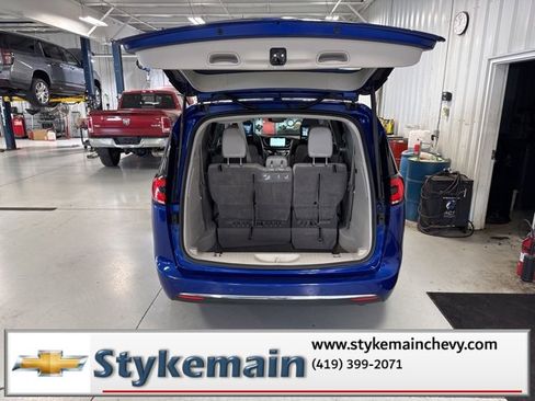 Used 2021 Chrysler Pacifica Touring-L w/ Uconnect Theater Family Group image 16