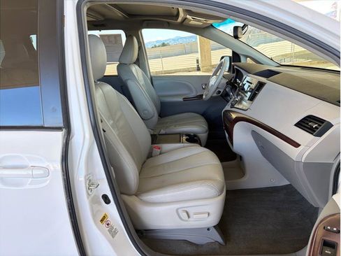 Used 2012 Toyota Sienna XLE w/ Entertainment Pkg image 15