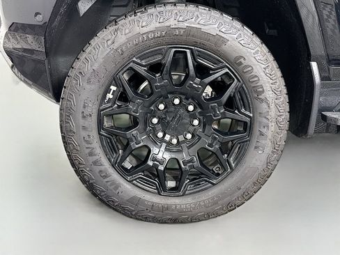 Used 2025 GMC Hummer EV 2X image 32