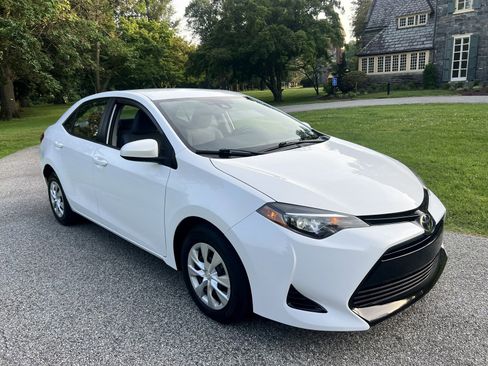 Used 2017 Toyota Corolla L w/ Carpet Mat Package (TMS) FWD image 2
