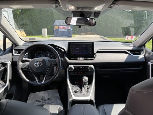 Used 2022 Toyota RAV4 XLE Premium AWD/4WD image 15