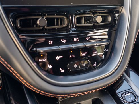 Used 2022 Aston Martin DBX image 28