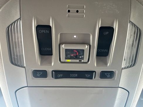 Used 2020 Toyota Highlander XLE AWD/4WD image 16
