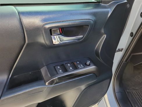 Used 2019 Toyota Tacoma TRD Sport AWD/4WD image 28