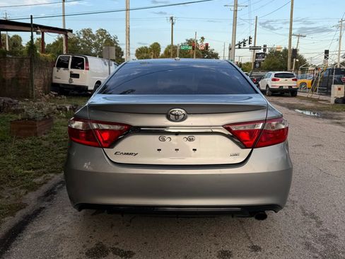 Used 2015 Toyota Camry SE w/ Moonroof Package FWD image 10
