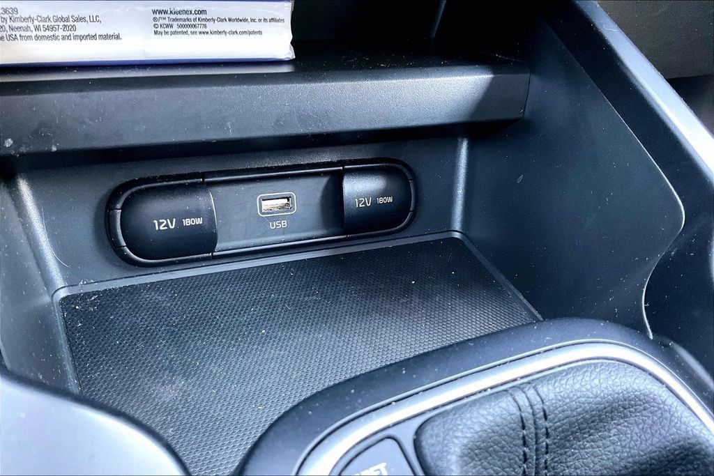 Used 2025 Kia Soul LX w/ LX Technology Package FWD image 16