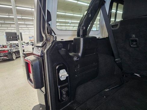 Used 2020 Jeep Wrangler Unlimited Sahara image 40