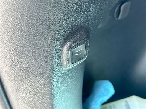 Used 2019 Jeep Cherokee Limited w/ Technology Group image 10