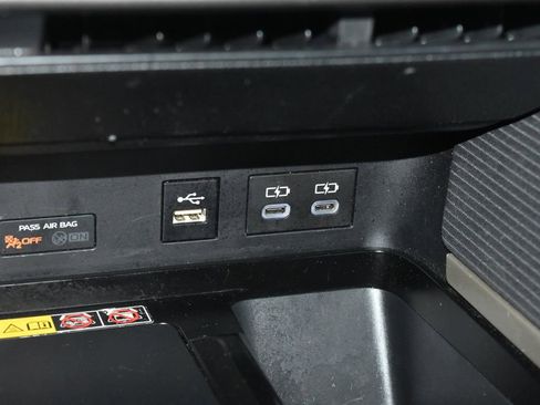 Used 2025 Toyota Camry SE FWD image 13
