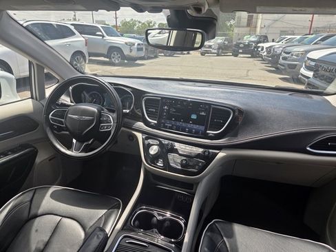 Used 2022 Chrysler Pacifica Limited FWD image 5