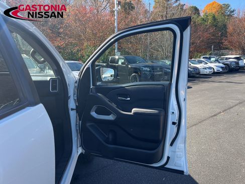 Used 2024 Nissan Frontier SV image 29