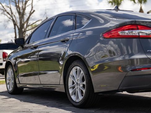 Used 2019 Ford Fusion SE FWD image 9