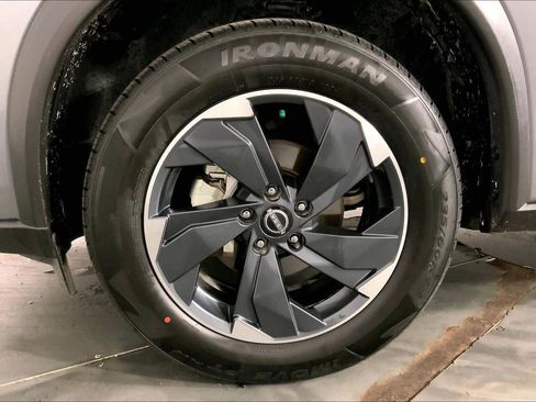 Used 2025 Nissan Rogue SV FWD image 9