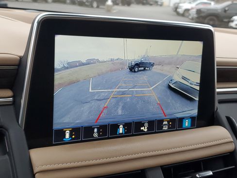 Used 2021 Chevrolet Suburban Premier w/ Premium Package image 21