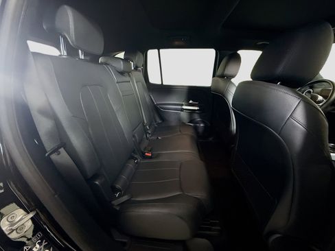 Used 2024 Mercedes-Benz EQB 300 4MATIC image 27