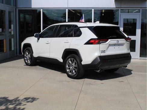 Used 2021 Toyota RAV4 XLE Premium AWD/4WD image 8