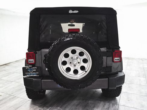 Used 2017 Jeep Wrangler Unlimited Sahara AWD/4WD image 5