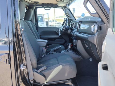 Used 2019 Jeep Wrangler Unlimited Sahara image 35
