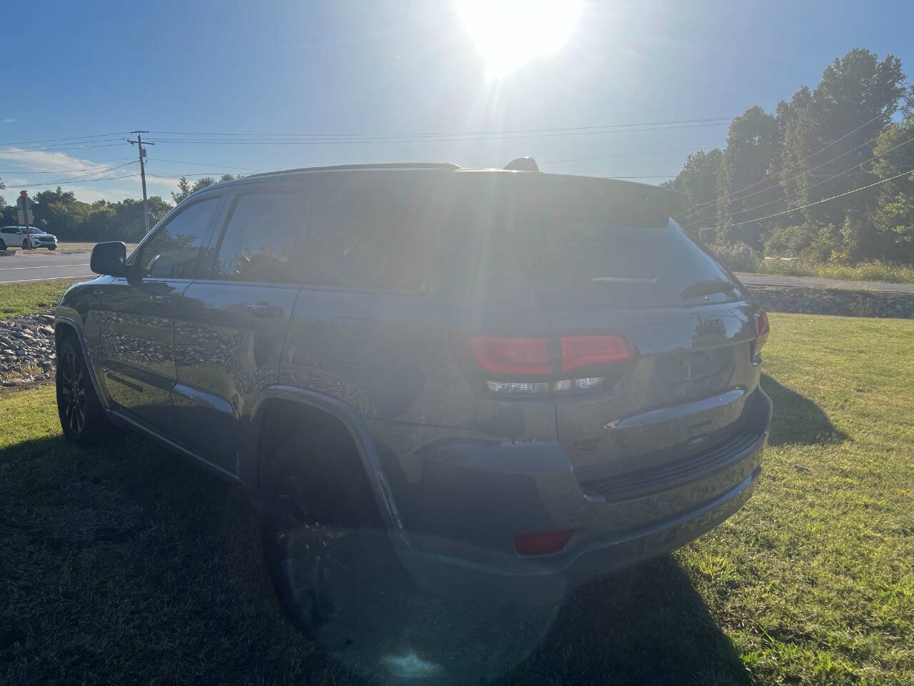Used 2021 Jeep Grand Cherokee Laredo X RWD image 9