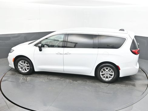 Used 2024 Chrysler Pacifica Touring-L FWD image 42