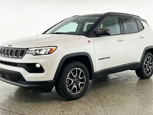 Used 2025 Jeep Compass Trailhawk image 3