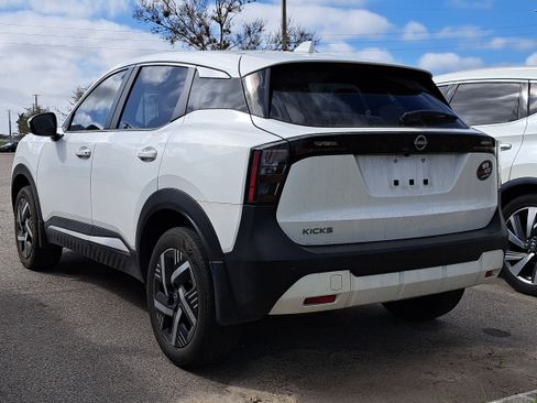 Certified 2025 Nissan Kicks SV image 5