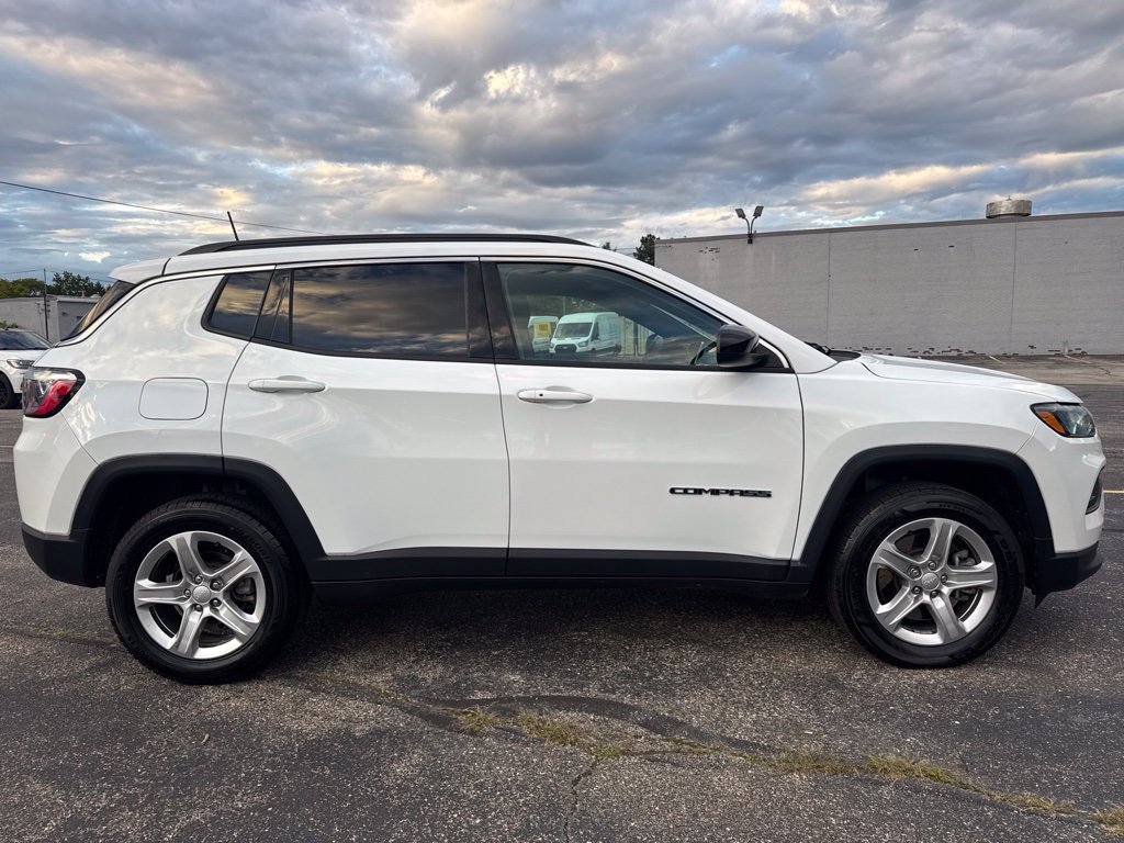 Used 2023 Jeep Compass Latitude AWD/4WD image 3