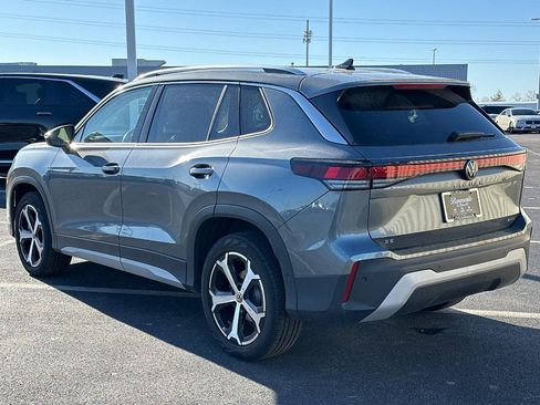 Used 2025 Volkswagen Tiguan SE image 8