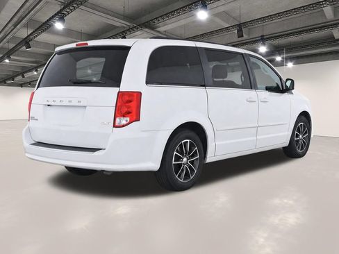 Used 2017 Dodge Grand Caravan SXT FWD image 4