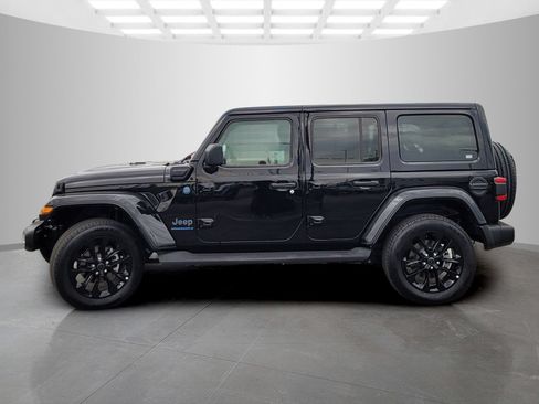 Used 2025 Jeep Wrangler Unlimited Sahara AWD/4WD image 9