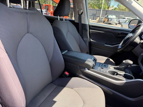 Certified 2025 Toyota Highlander LE AWD/4WD image 18