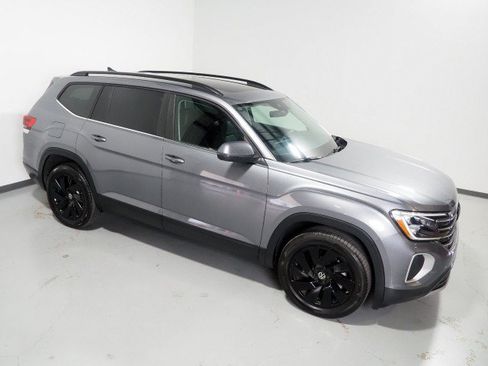 Used 2025 Volkswagen Atlas SE w/ Panoramic Sunroof Package FWD image 12