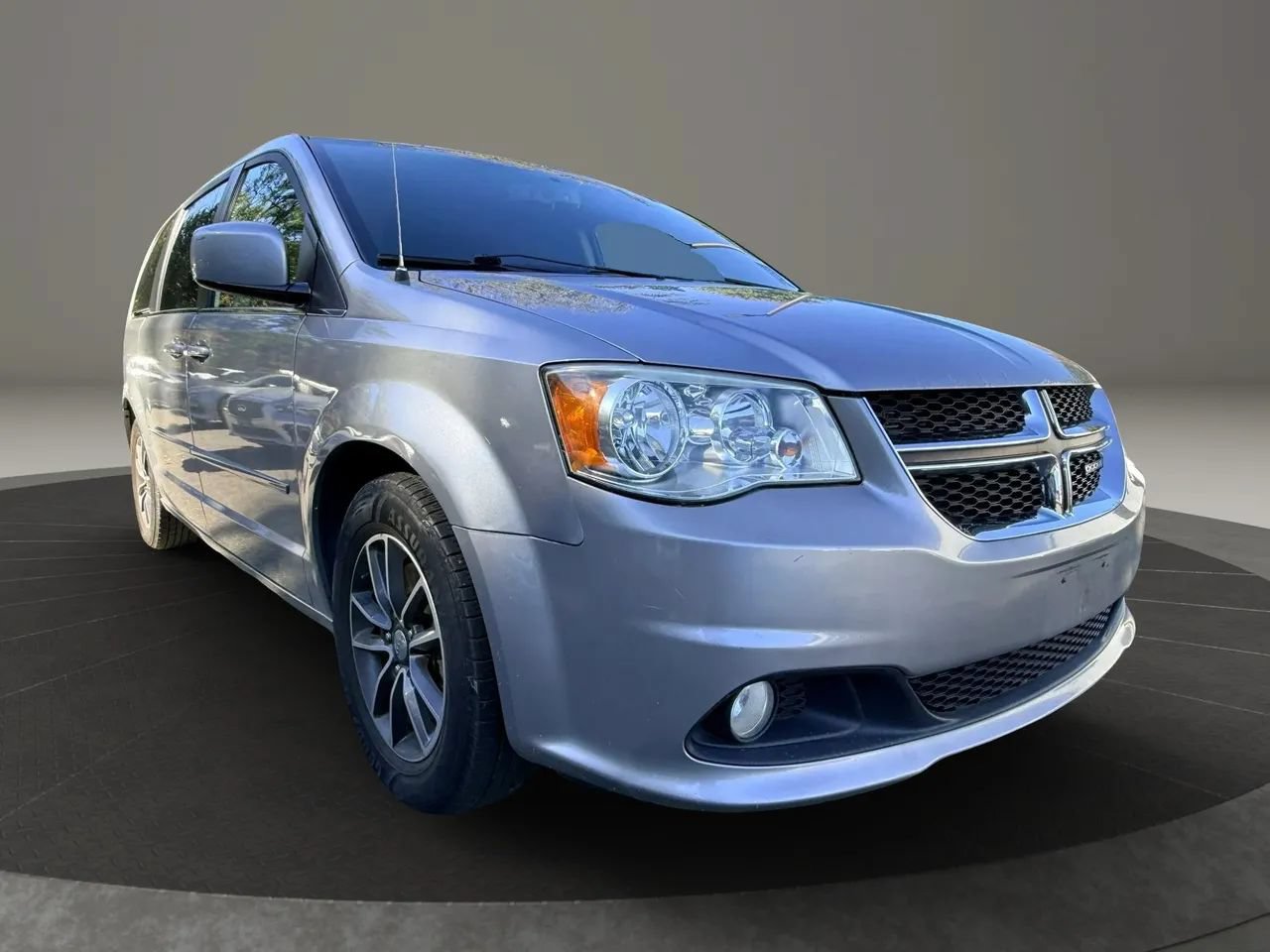 Used 2017 Dodge Grand Caravan SXT FWD image 4