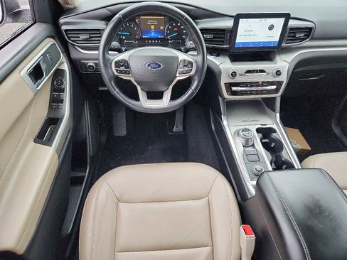 Used 2022 Ford Explorer XLT w/ Equipment Group 202A image 11