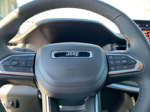 Used 2025 Jeep Compass Limited image 28