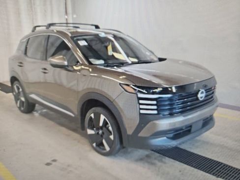 Used 2025 Nissan Kicks SR w/ SR Premium Package image 3