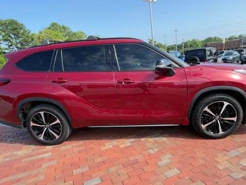 Used 2022 Toyota Highlander XSE FWD image 2